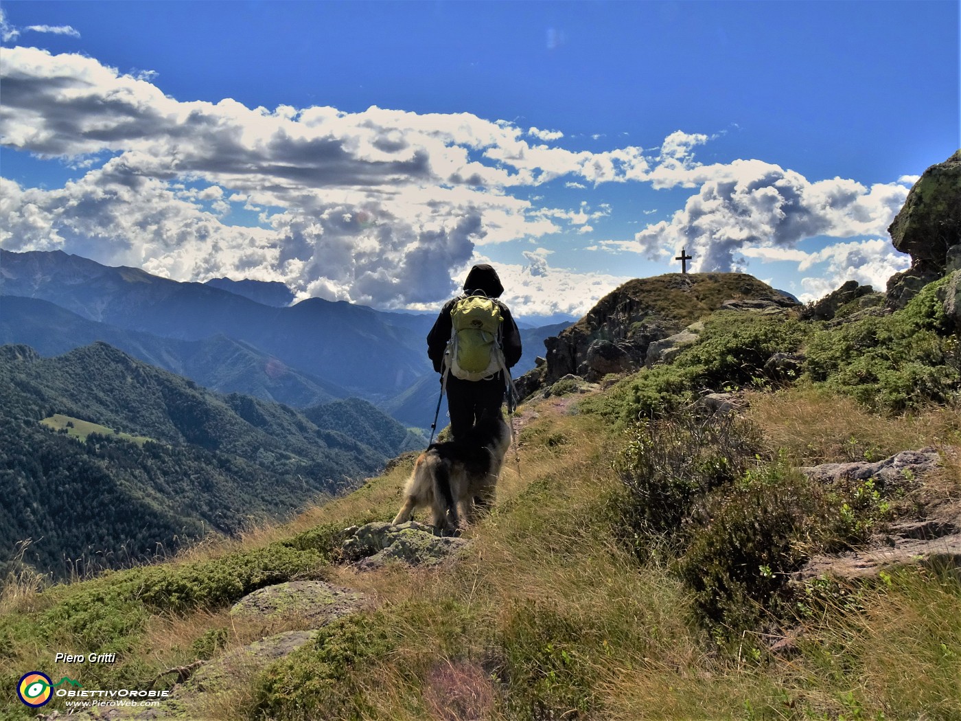 42 Verso il torrione roccioso del Mincucco con croce (1832 m) .JPG